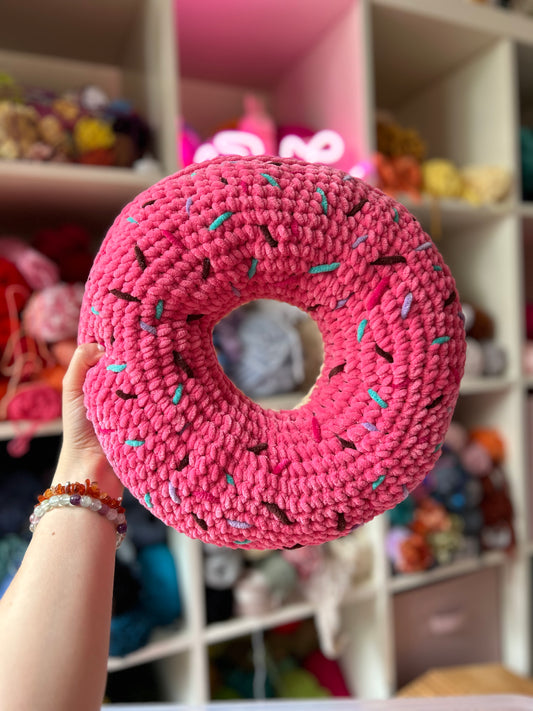 crochet giant pink donut, simpson donut amigurumi