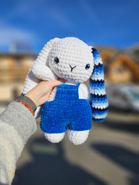 white and blue winter crochet bunny, rabbit, lapin au crochet bleu et blanc thème de l'hiver