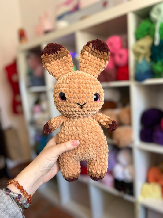 Brown little crochet bunny with pink eyes, lapin au crochet marron aux yeux rose