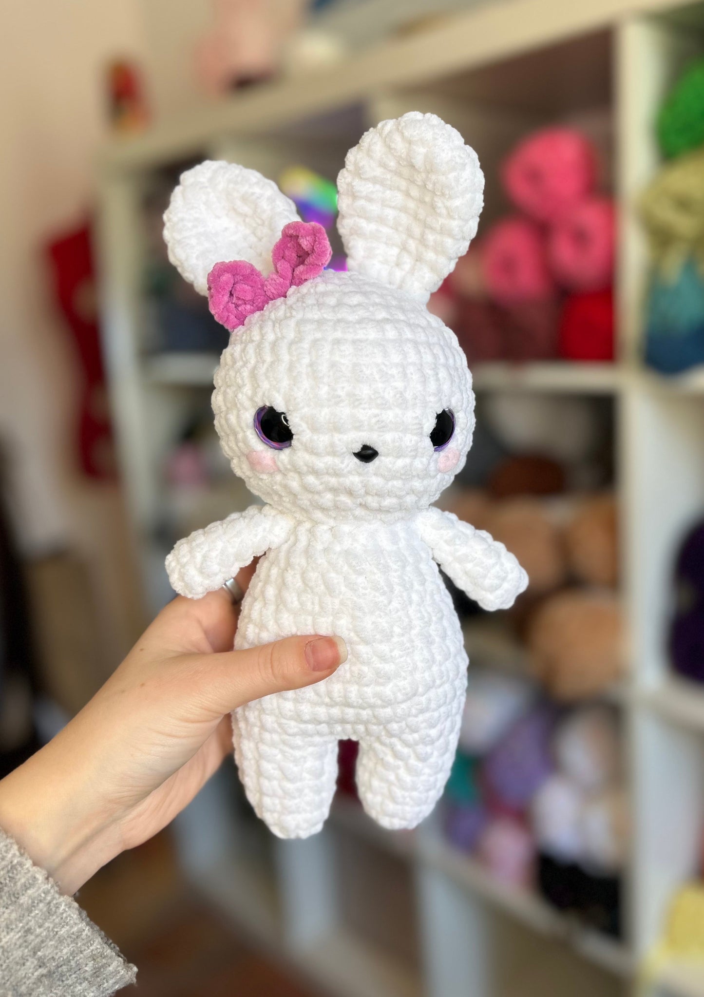 white crochet bunny with pink bow, crochet lapin blanc avec noeud rose