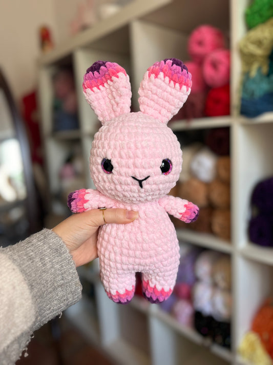 Pink and purple crochet bunny with pink eyes, lapin rose et violet au crochet avec des yeux rose